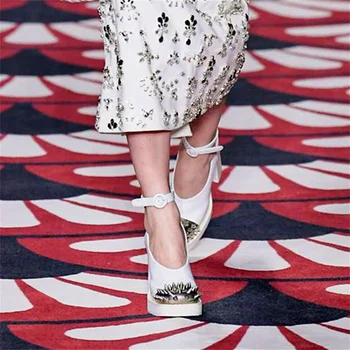 2023 İlkbahar / Sonbahar Yeni Moda kadın Yüksek Blok Topuk Kare Ayak Bir çizgi Toka Sandalet Podyum gösterileri Perçin Pompaları