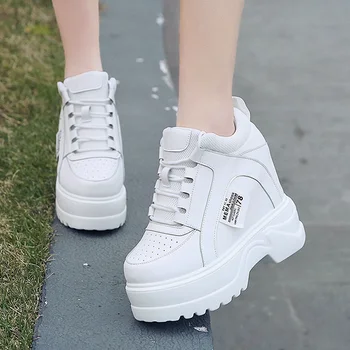 Kadın Deri Platformu Sneakers Bahar Yeni Sneakers beyaz ayakkabı 6cm Yüksek Topuklu Kama Açık Ayakkabı nefes alan günlük ayakkabılar