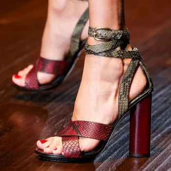 2017 moda yüksek topuk yılan derisi sandalet süper yüksek kare topuklu ayak bileği kayışı kesikler kadınlar pist podyum kırmızı mavi altın ayakkabı